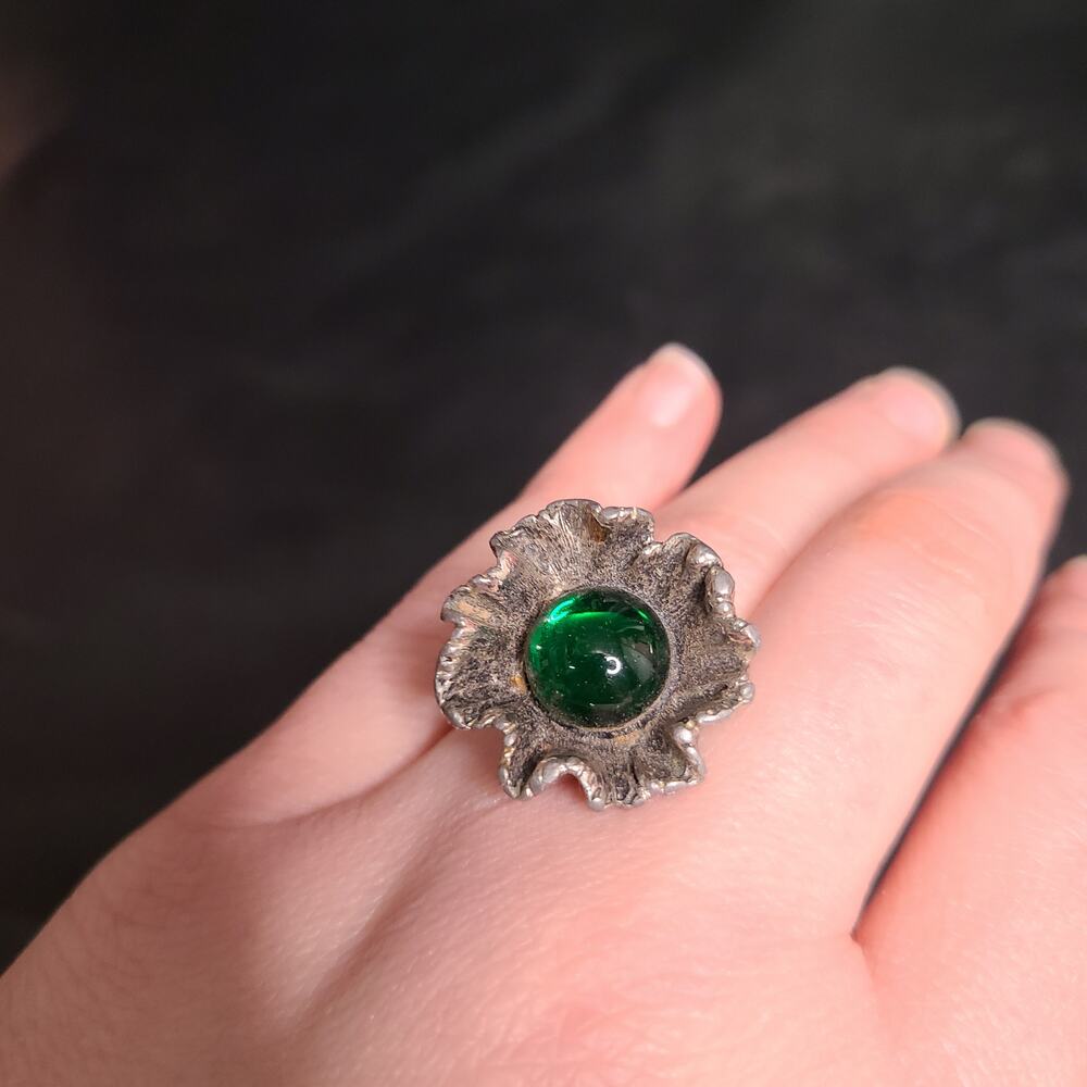 Vintage 70s floral statement ring with floral fauna band size 6 to 8 adjustable